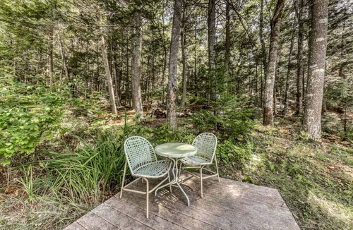Edgecomb House | Charming 1-bedroom Lily Pad in Edgecomb, ME, with waterfront views and outdoor grill.
