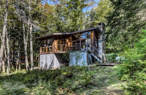Edgecomb House | Charming 1-bedroom Lily Pad in Edgecomb, ME, with waterfront views and outdoor grill.