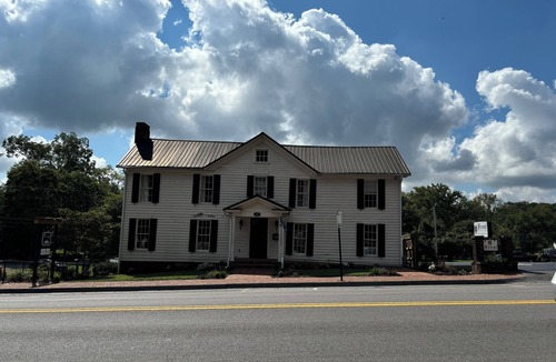 Abingdon House | Charming 2 bedroom 1 bathroom. Prime location in Abingdon's Historic District.