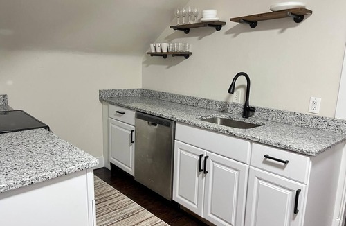University District Apartment | Charming 2-bedroom apartment close to The OSU, Wexner Medical center