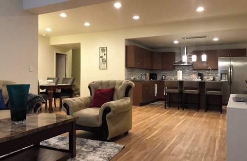 Aurora House | Charming 2-bedroom basement Apartment with AC and WiFi in terrific Aurora