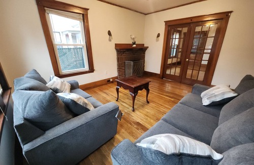 East Somerville Condo | Charming 2-bedroom condo with WiFi, AC in pleasant Somerville
