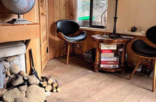 Auburn Cabin | Charming 2-bedroom cabin on the Lake with shower kayaking, fishing, breakfast