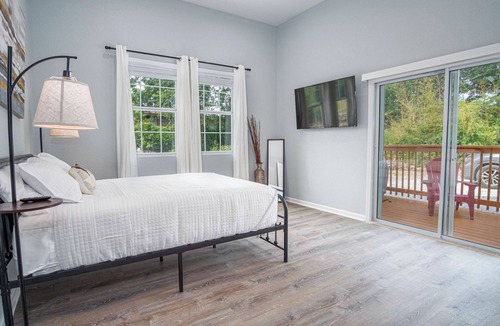 Near East Side Cottage | Charming 3br/2ba Gem Close to Downtown/Riverwalk