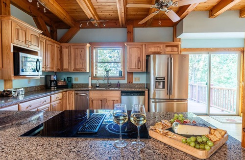 Old Fort Cabin | Charming 4-bedroom cabin with Hot Tub and Firepit in Old Fort