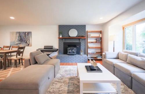 Inglewood-Finn Hill House | Charming and Spacious House with Relaxing Huge Deck