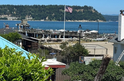 Langley Cabin | Charming Beach Cabin with Private Beach Access