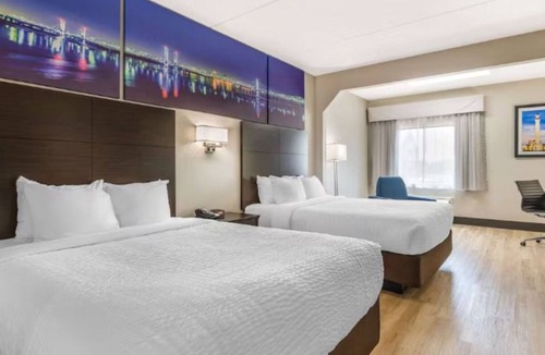 Jeffersontown Hotel | Charming & Comfortable Room Near Anchorage Trail | Free Parking & Pool Access!
