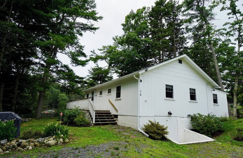 Boothbay Harbor Cottage | Charming Cottage on the Great Pond in Boothbay Harbor, Maine