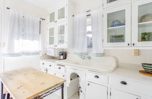Diamond Head - Kapahulu - St. Louis Cottage | Charming cottage close to everything - walk to beach, zoo, & park