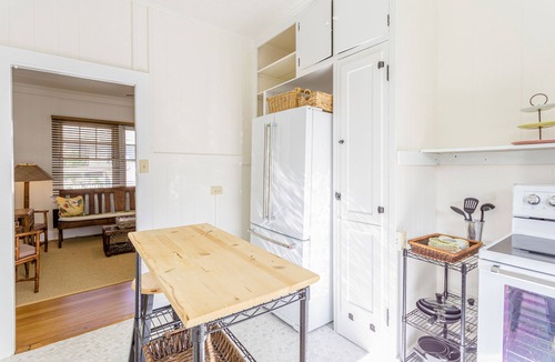 Diamond Head - Kapahulu - St. Louis Cottage | Charming cottage close to everything - walk to beach, zoo, & park