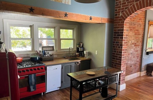 West Highland Cottage | Charming cottage, private pickleball, walk to restaurants, fast wifi, 1 acre