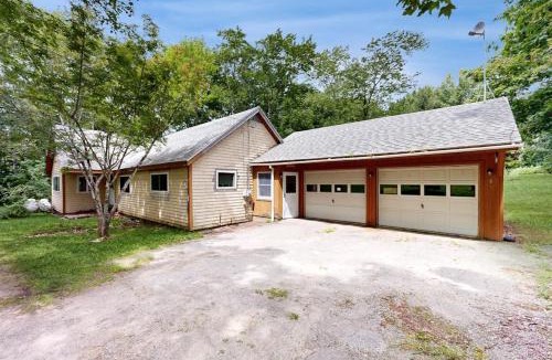 Union House | Charming Cottage with Modern Updates, BBQ Grill, and Nearby Attractions