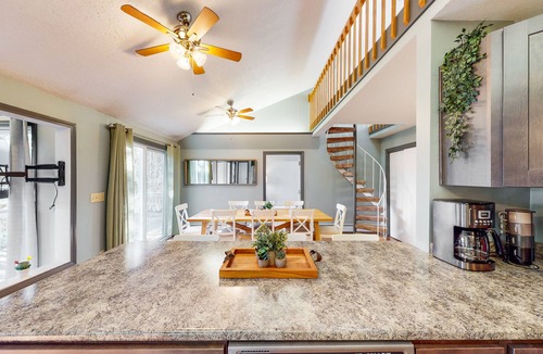 Jay House | Charming dog-friendly riverside escape with deck, firepit & EV charger