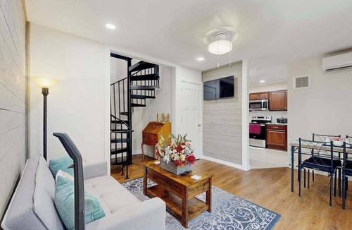 Leicester House | Charming Dog-friendly Home with Mountain Views, Full Kitchen & Hot tub