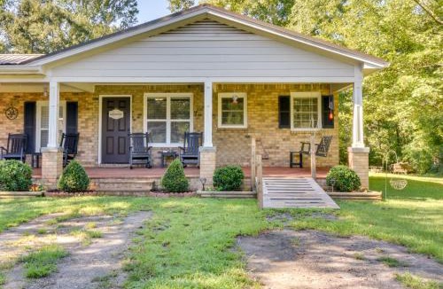 Watkinsville House | Charming Duplex: 12 Mi to UGA & Sanford Stadium!