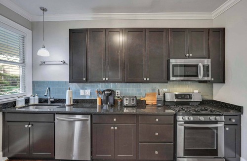 Victorian Village Apartment | Charming Historic Getaway in the Heart of Columbus