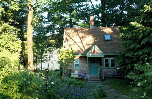 Gray Cottage | Charming lakefront cottage 20min to Portland