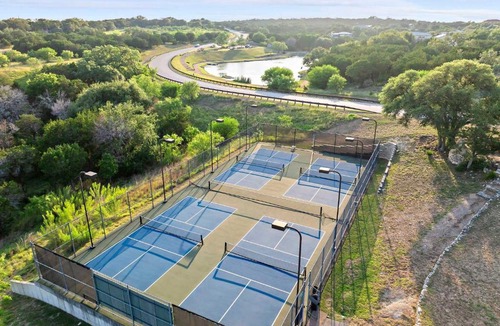 Spicewood House | Charming Lakeside Cabin - BBQ Grill - Pickleball