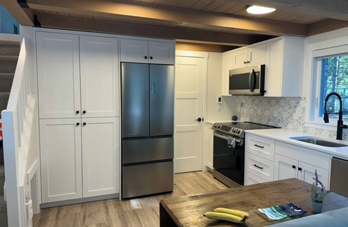 Mason County Cabin | Charming luxury lakefront cabin on crystal swimming lake - Sleeps 6