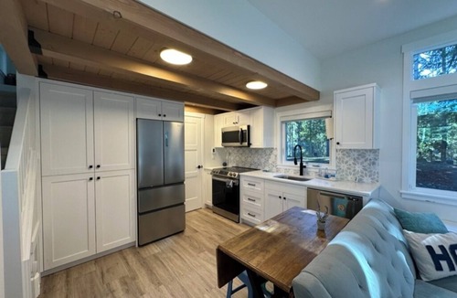 Mason County Cabin | Charming luxury lakefront cabin on crystal swimming lake - Sleeps 6
