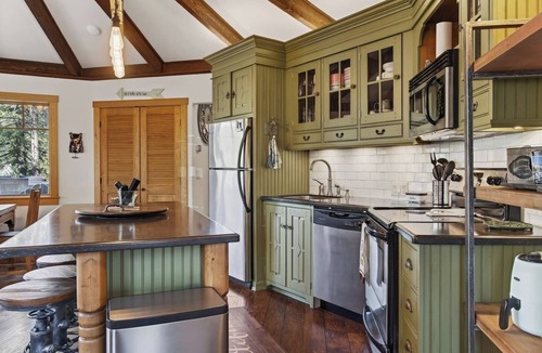 Blanchard House | Charming Modern‑Rustic Retreat with a Chef’s Kitchen