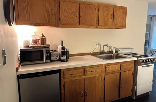 Mid-Cambridge Apartment | Charming Private Studio in Top Location: Steps to Harvard