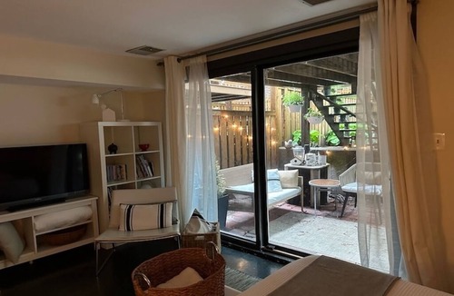 Mid-Cambridge Apartment | Charming Private Studio in Top Location: Steps to Harvard
