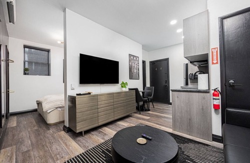 Downtown Columbus Apartment | Charming Suite|Walk to Parks & Cafes|Pets Welcome