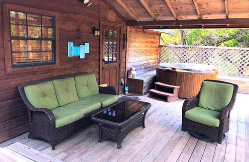 Pipe Creek Cabin | Charming Texas Hill Country Cabin Ideal for a Romantic Weekend Getaway