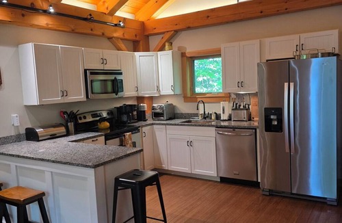 Franconia Ski Chalet | Charming, Timber framed, Mountain Chalet at Cannon Mountain - Whole house AC!
