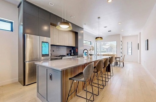 Highland House | Charming townhouse with W/D and enclosed backyard