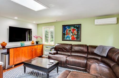 Newcastle House | Charming Unit w/Deck ~ 3 Mi to Lake Washington!
