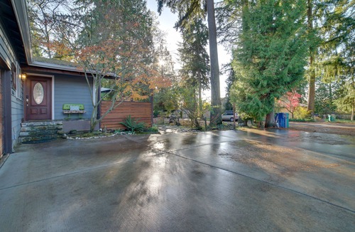 Newcastle House | Charming Unit w/Deck ~ 3 Mi to Lake Washington!