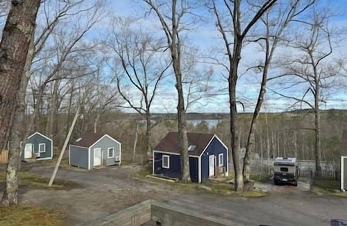 Edgecomb Cottage | Cheerful Cottage with Loft 9