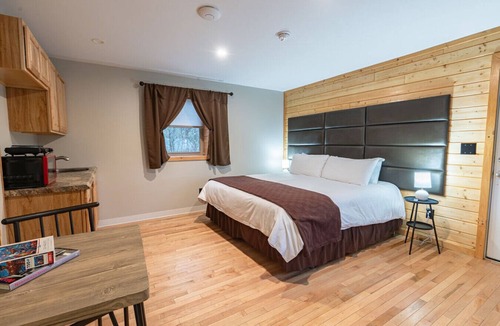 Bethlehem Resort | Cherry Lodge #3: Cozy King Room Retreat