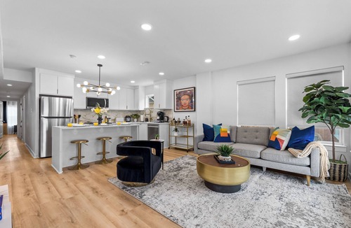 Oak Cliff Apartment | Chic 2BR flat w/fireplace & gated parking