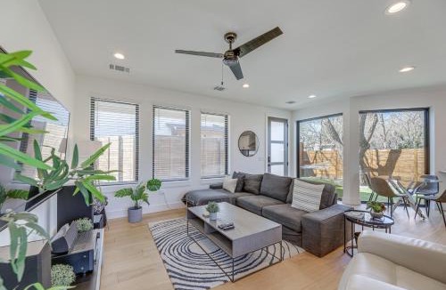 South Manchaca House | Chic Austin House w/Spacious Backyard & Hammock
