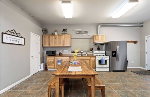 Fishhook Apartment | Chic farmouse 2-bedroom apartment with WiFi in Palmer