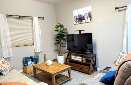 Fishhook Apartment | Chic farmouse 2-bedroom apartment with WiFi in Palmer