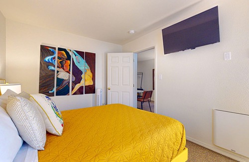 Port Townsend Hotel | Chic hotel suite just steps away from Downtown Port Townsend