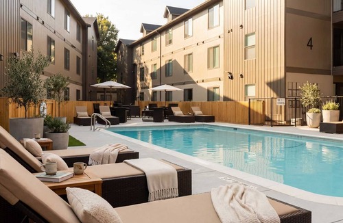 Riverside Apartment | Chic King 1BR Downtown Access, Pool, Parking & Gym