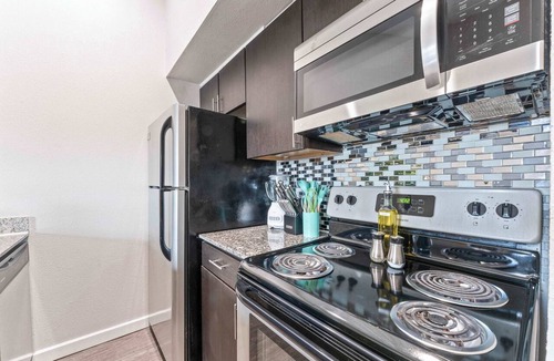 Riverside Apartment | Chic King Bed 1BR Suite, 5 Min to DT w/pool