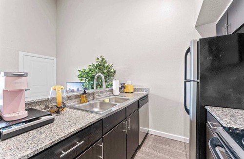 Riverside Apartment | Chic King Bed 1BR Suite, 5 Min to DT w/pool