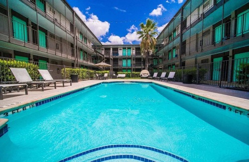 Riverside Apartment | Chic King Bed 1BR Suite, 5 Min to DT w/pool
