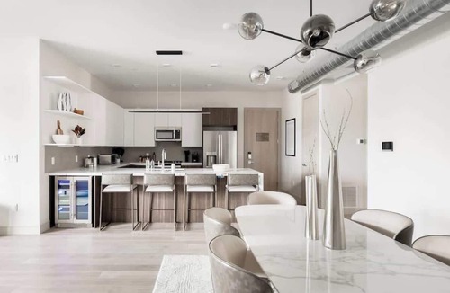 Jefferson Park Condo | Chic King Suite | Balcony | Downtown View | Tesoro