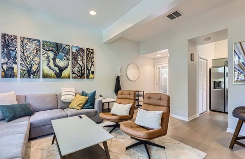 Judge's Hill House | Chic Mid-Century! Walk to UT and Downtown