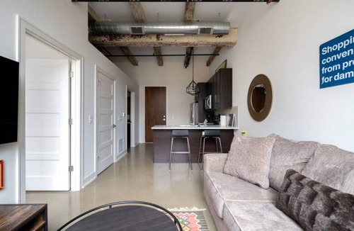 Italian Village Apartment | Chic Renovated Flat - Free Private Parking