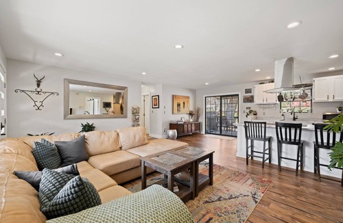 East End - Valley Street House | Chic Retreat: Walk to Downtown: Sunset views