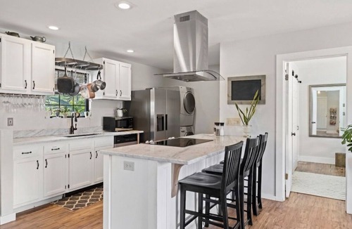 East End - Valley Street House | Chic Retreat: Walk to Downtown: Sunset views